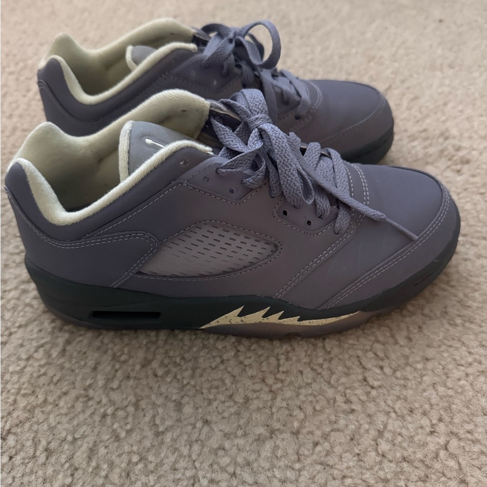 Jordan Purple Sneakers Low-Top Design